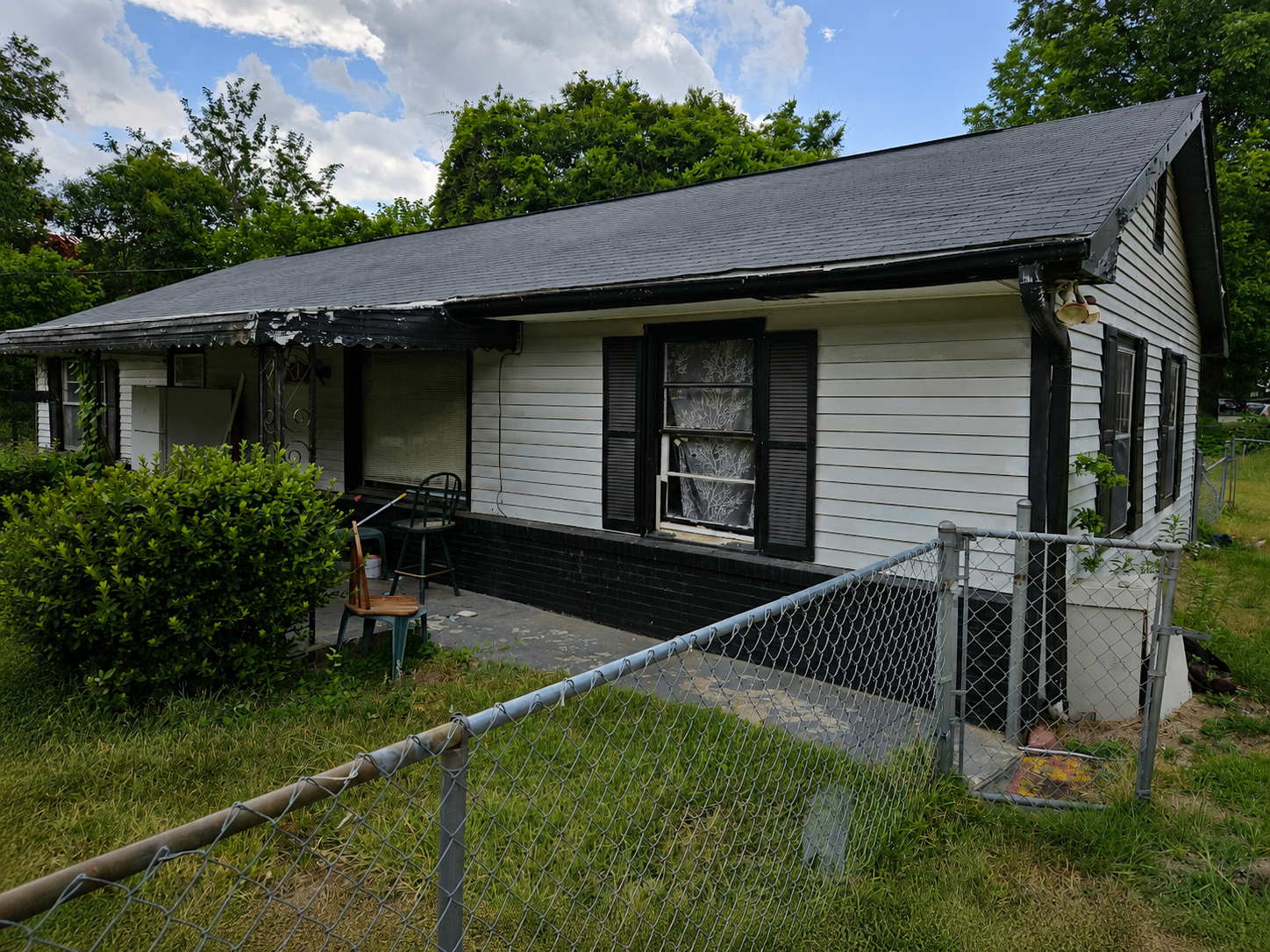 Before photo of an inherited Macon house bought by Double K Properties